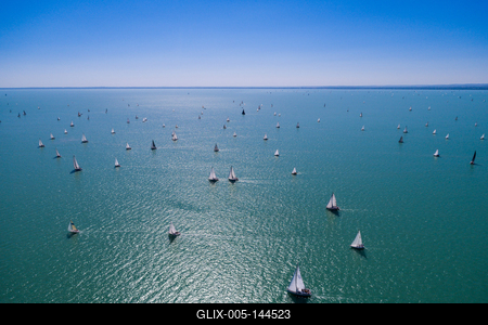 Vitorlások a Balatonon-stock-foto