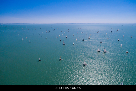 Vitorlások a Balatonon-stock-foto