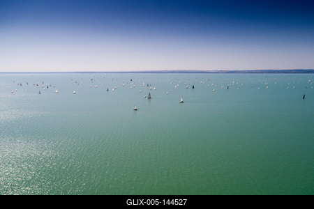 Vitorlások a Balatonon-stock-foto