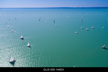 Vitorlások a Balatonon-stock-foto