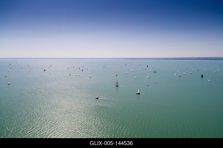 Vitorlások a Balatonon-stock-foto