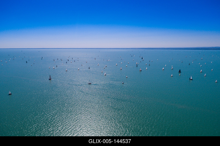 Vitorlások a Balatonon-stock-foto