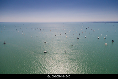 Vitorlások a Balatonon-stock-foto