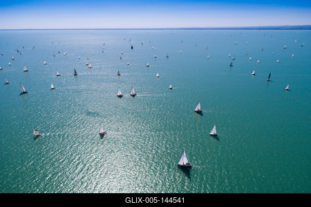 Vitorlások a Balatonon-stock-foto