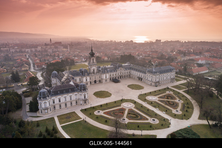 Aerial phooto of Festetics Castle in Keszthely, Hungary.A kastély és környéke madártávlatból. A Festetics-kastély Keszthely kiemelkedő jelentőségű műemléke. Építése még a 18. század közepén kezdődött el, ám csak az 1880-as években, nagyszabású átépítés és bővítés után nyerte el végleges formáját.-stock-foto