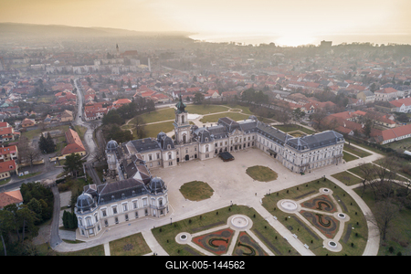 Aerial phooto of Festetics Castle in Keszthely, Hungary.A kastély és környéke madártávlatból. A Festetics-kastély Keszthely kiemelkedő jelentőségű műemléke. Építése még a 18. század közepén kezdődött el, ám csak az 1880-as években, nagyszabású átépítés és bővítés után nyerte el végleges formáját.-stock-foto