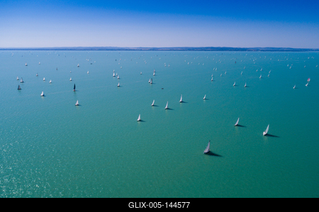 Vitorlások a Balatonon-stock-foto