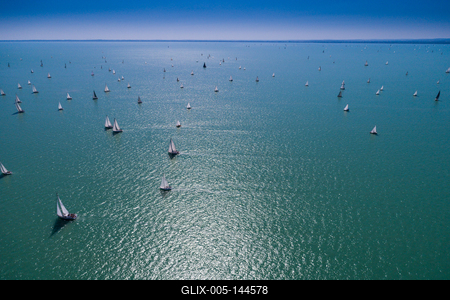 Vitorlások a Balatonon-stock-foto