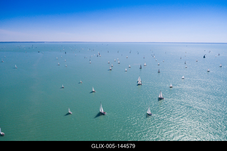 Vitorlások a Balatonon-stock-foto