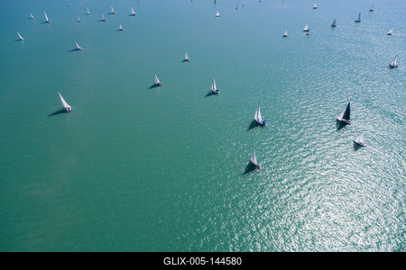 Vitorlások a Balatonon-stock-foto