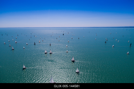 Vitorlások a Balatonon-stock-foto