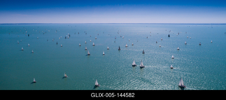 Vitorlások a Balatonon-stock-foto