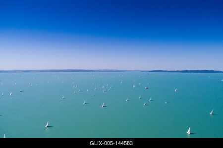 Vitorlások a Balatonon-stock-foto