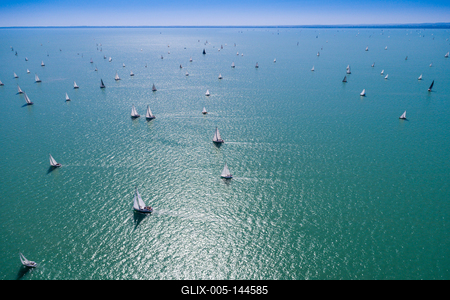 Vitorlások a Balatonon-stock-foto