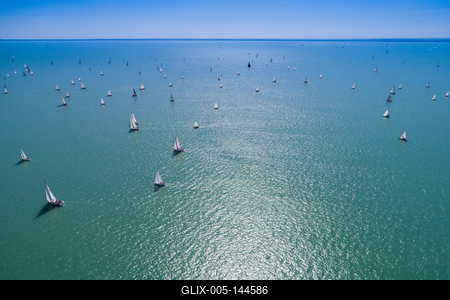 Vitorlások a Balatonon-stock-foto