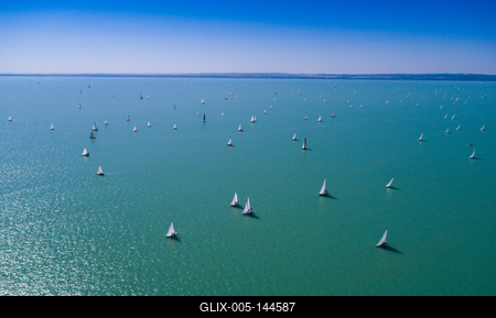 Vitorlások a Balatonon-stock-foto