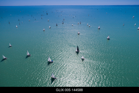 Vitorlások a Balatonon-stock-foto