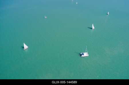 Vitorlások a Balatonon-stock-foto