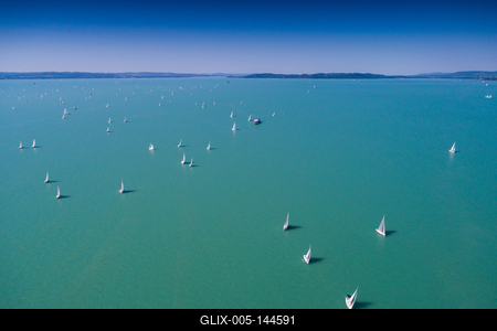 Vitorlások a Balatonon-stock-foto