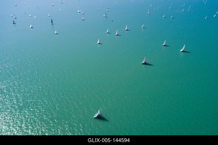 Vitorlások a Balatonon-stock-foto