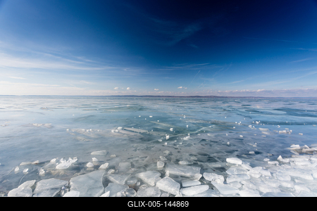 A befagyott Balaton Siófoknál-stock-foto