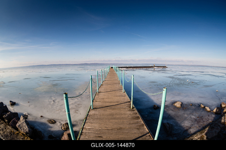 A befagyott Balaton Siófoknál-stock-foto