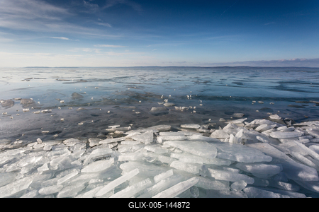A befagyott Balaton Siófoknál-stock-foto
