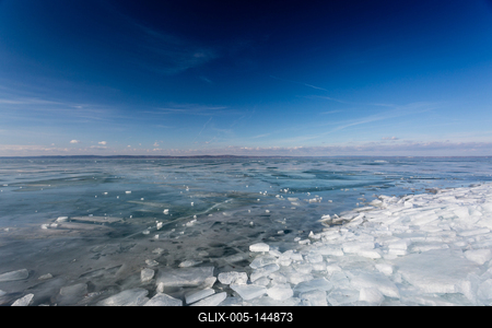 A befagyott Balaton Siófoknál-stock-foto