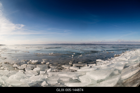 A befagyott Balaton Siófoknál-stock-foto