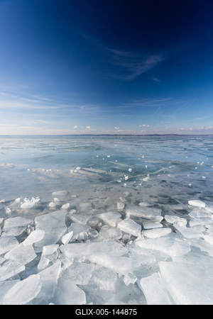 A befagyott Balaton Siófoknál-stock-foto
