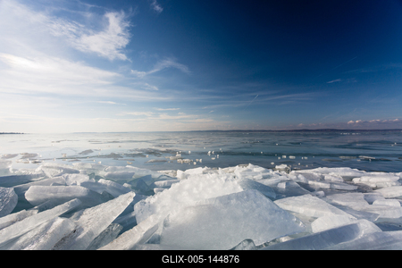 A befagyott Balaton Siófoknál-stock-foto