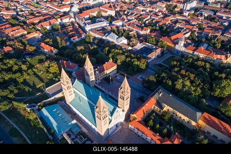 Pecs, Szekesegyhaz. Bird eye view-stock-foto