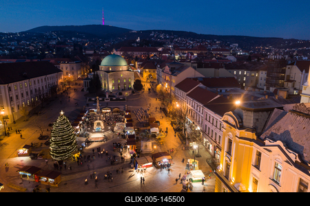 Adventi vásár Pécs főterén-stock-foto