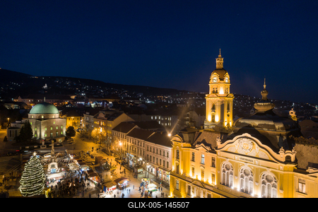 Adventi vásár Pécs főterén-stock-foto