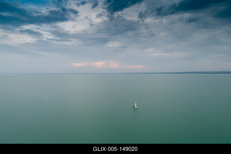 Vitorlás a Balatonon-stock-foto