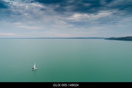 Vitorlás a Balatonon-stock-foto