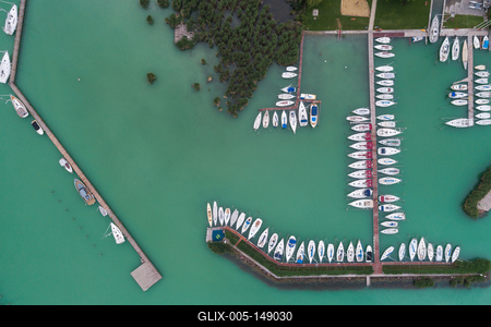 A balatonfüredi vitorláskikötő madártávlatból-stock-foto
