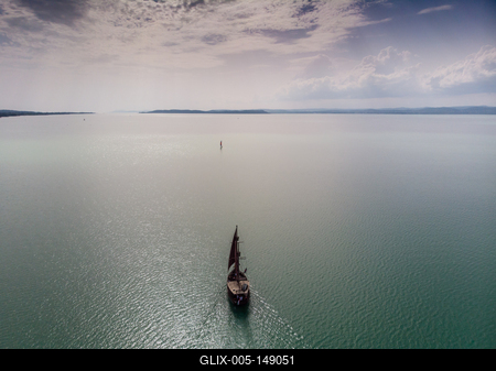 Kalózhajó a Balatonon-stock-foto