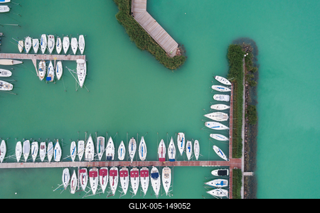 A balatonfüredi vitorláskikötő madártávlatból-stock-foto