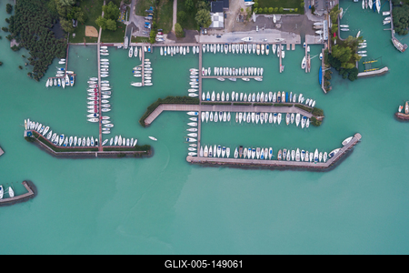 A balatonfüredi vitorláskikötő madártávlatból-stock-foto