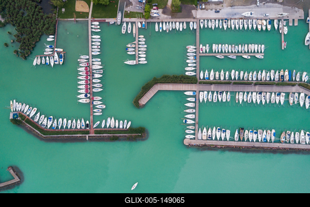 A balatonfüredi vitorláskikötő madártávlatból-stock-foto