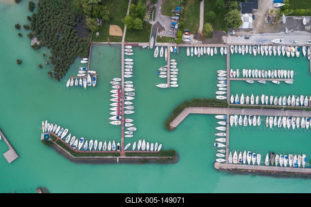 A balatonfüredi vitorláskikötő madártávlatból-stock-foto