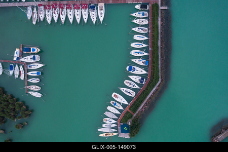 A balatonfüredi vitorláskikötő madártávlatból-stock-foto