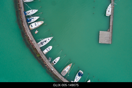 A balatonfüredi vitorláskikötő madártávlatból-stock-foto