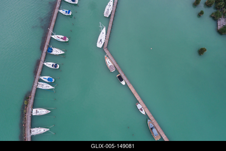 A balatonfüredi vitorláskikötő madártávlatból-stock-foto