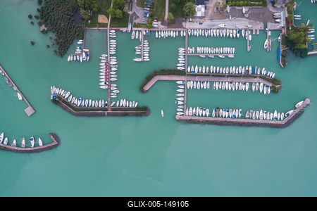 A balatonfüredi vitorláskikötő madártávlatból-stock-foto