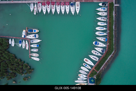 A balatonfüredi vitorláskikötő madártávlatból-stock-foto