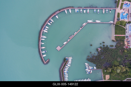 A balatonfüredi vitorláskikötő madártávlatból-stock-foto