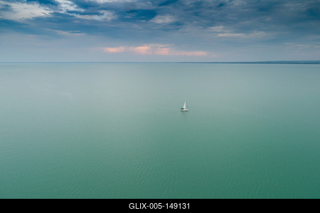 Vitorlás a Balatonon-stock-foto