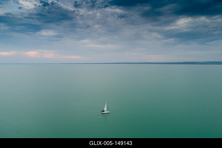 Vitorlás a Balatonon-stock-foto